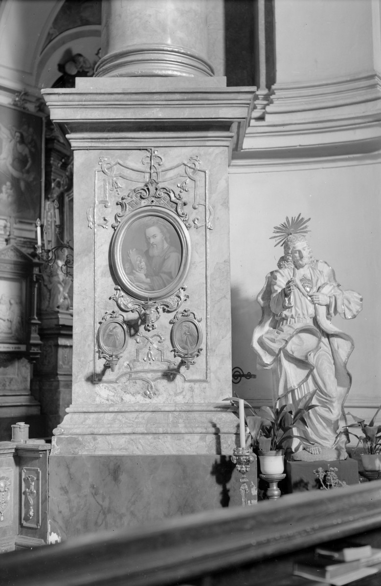 kościół, ob. seminaryjny pw. św.św. Piotra i Pawła - wnętrze: cokół kolumny w prezbiterium, skan 1