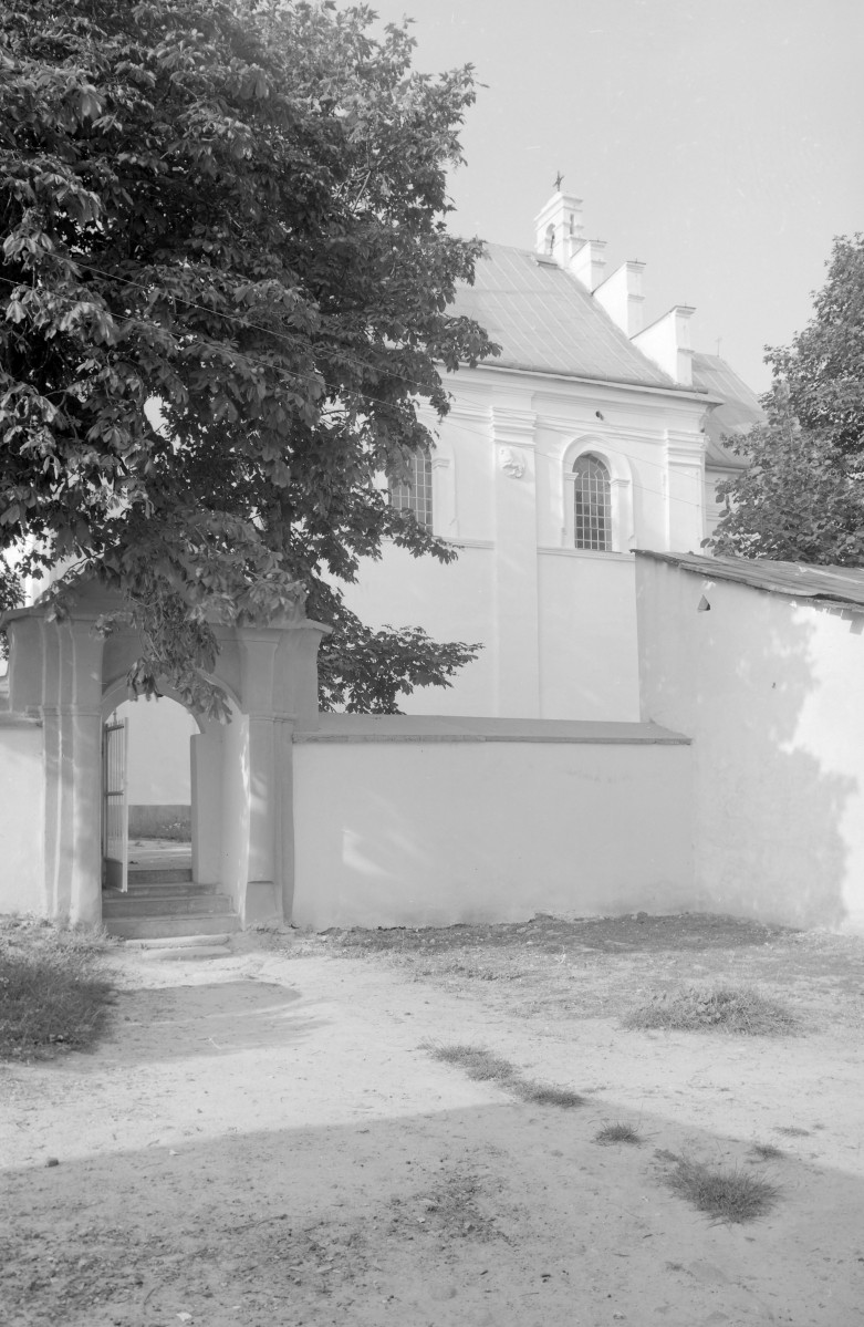 kościół pw. św. Józefa Oblubieńca Najświętszej Maryi Panny - brama w ogrodzeniu, skan 1