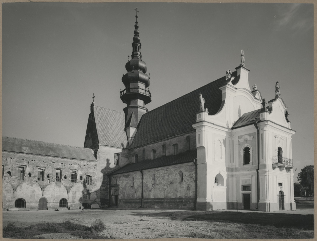 Zespół klasztorny - widok ogólny od strony płn-zach., skan 1