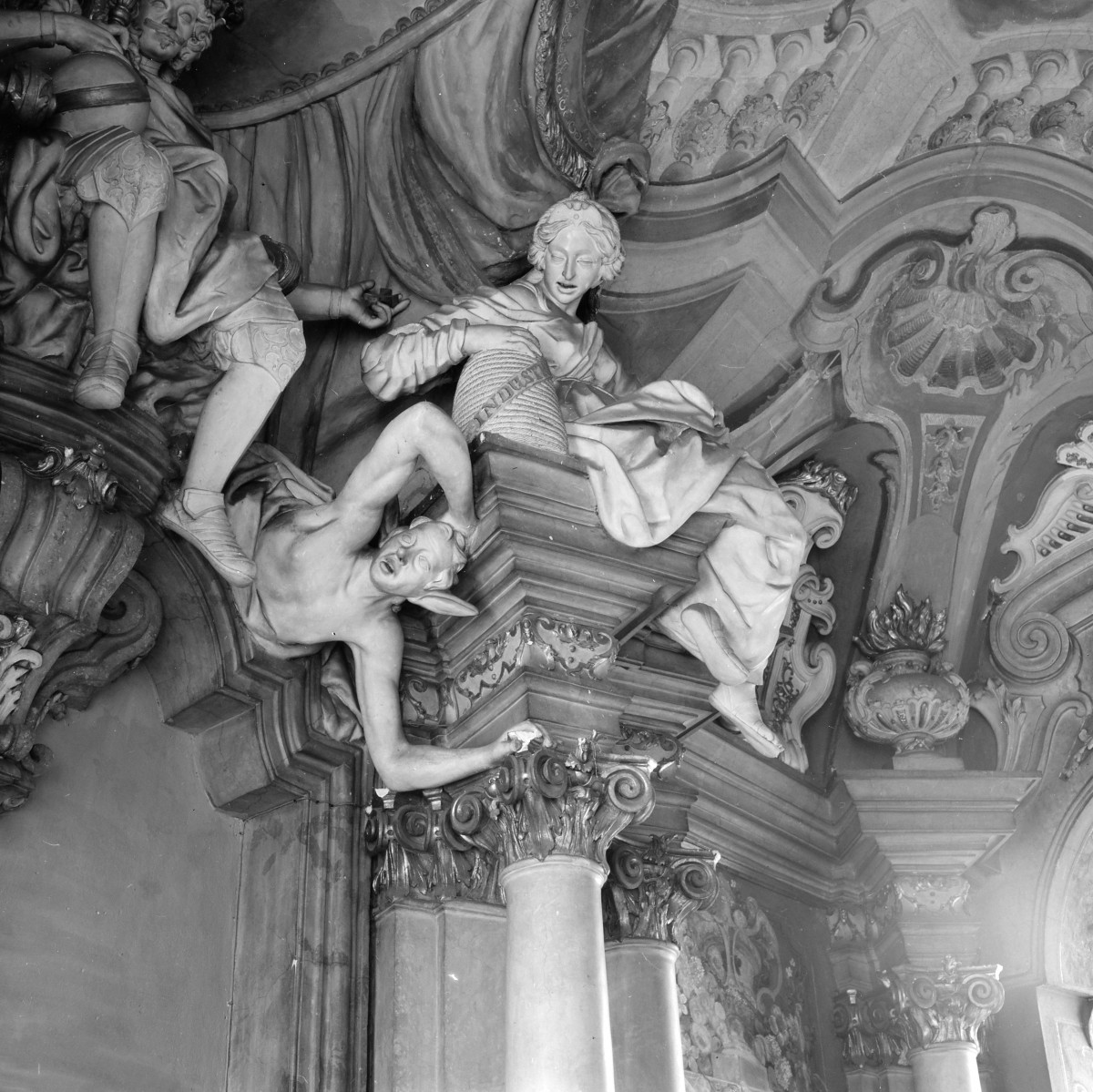 kolegium jezuickie, ob. Uniwersytet Wrocławski - wnętrze: aula Leopoldina - fragment rzeźbyokienna, skan 1