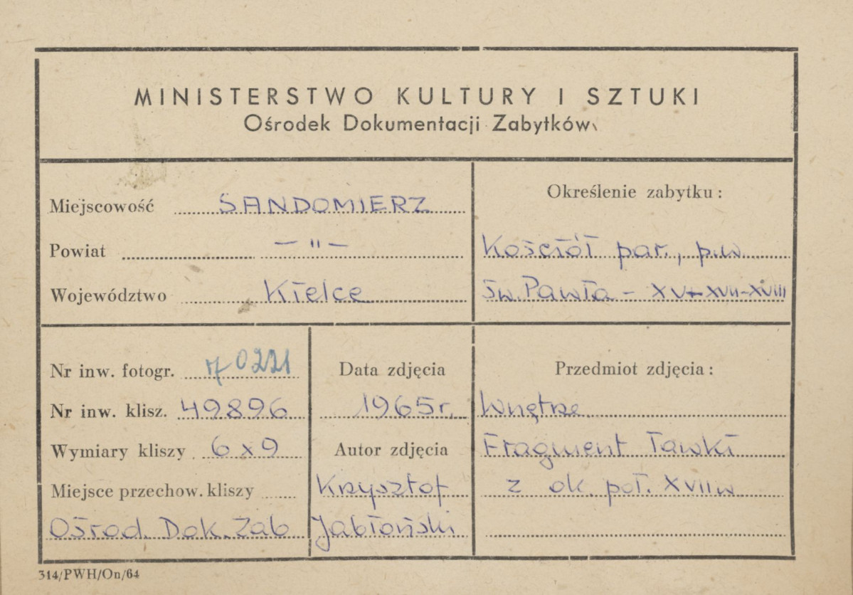 Kościół parafialny pw. św. Pawła - wnętrze, widok na snycerską dekorację boku ławki - metryczka, skan 1