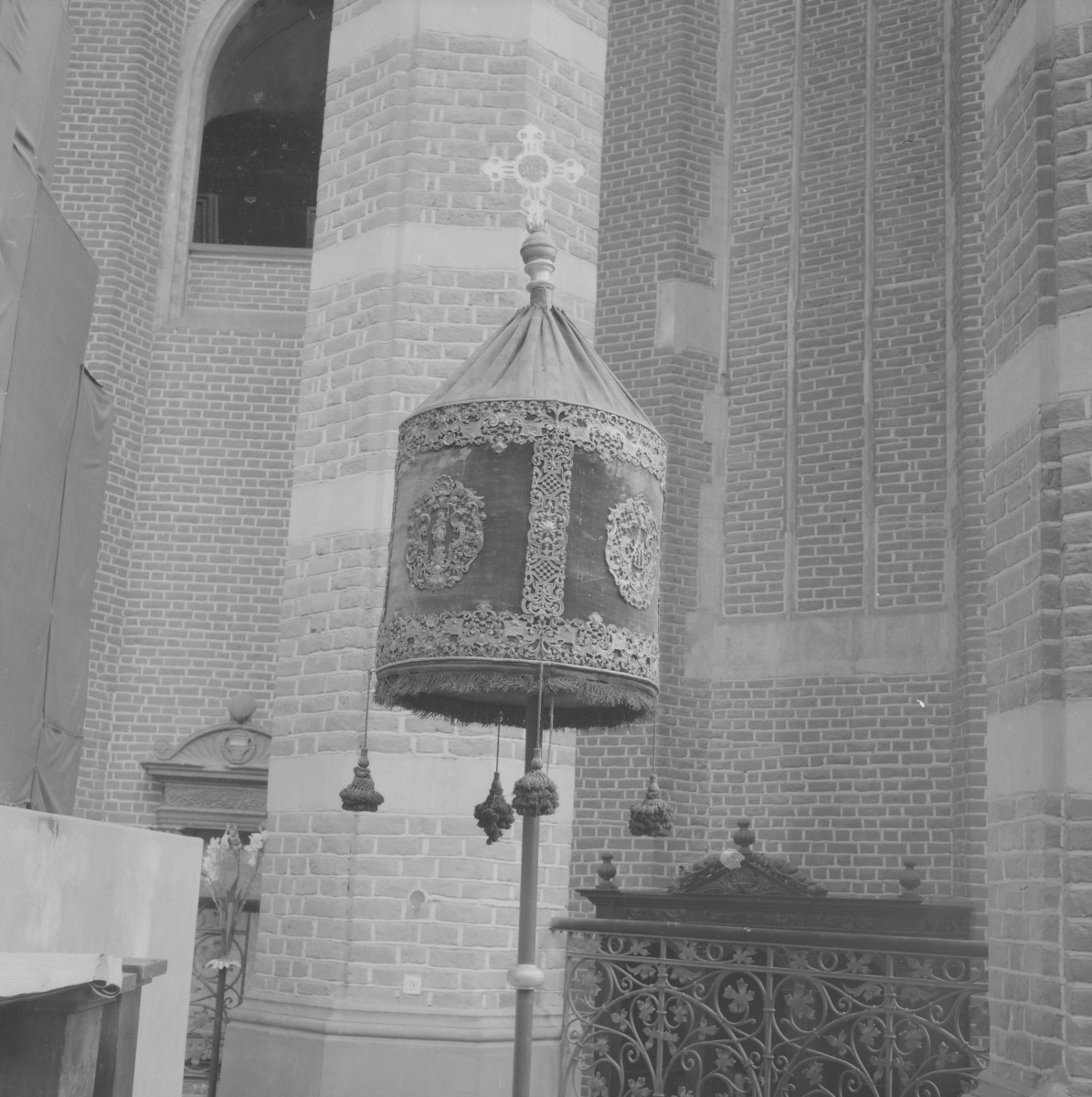 kościół pw. św. Jakuba Apostoła i św. Agnieszki, Dziewicy i Męczennicy - zbiory - baldachim z XVIII wieku /J.J. Cfister/, skan 1