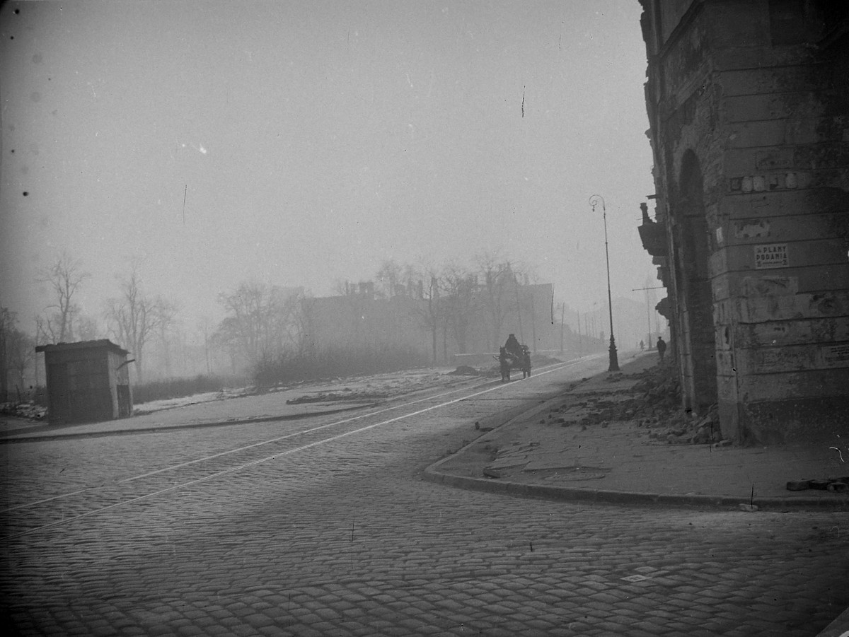 Ulica. Widok od pl. Bankowego. Po prawej fragment kamienicy z boniowaniem.  , skan 1