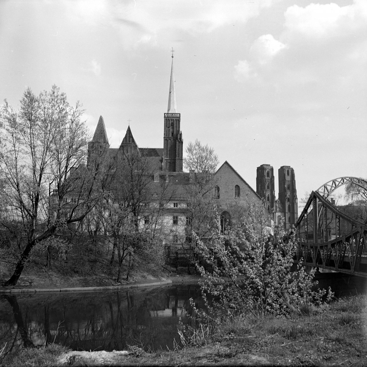 Kolegiata Świętego Krzyża i św. Bartłomieja - widok od strony mostu Tumskiego., skan 1