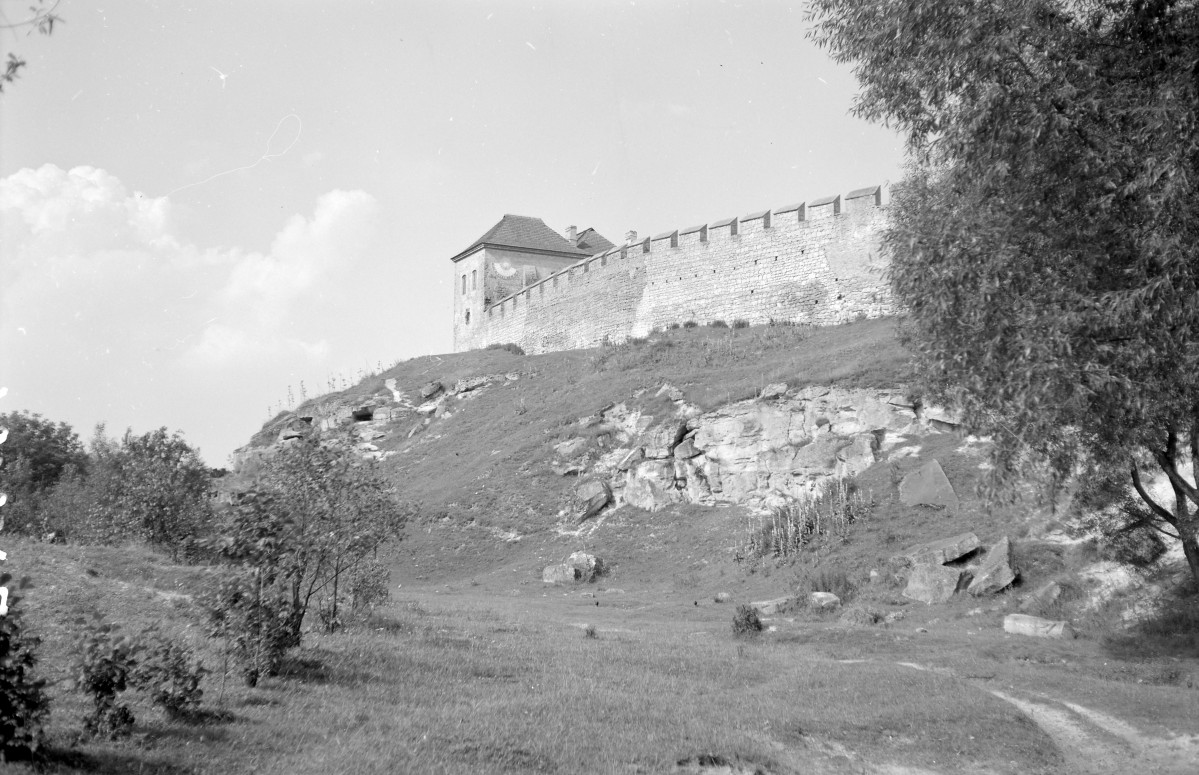 zamek, fragment elewacji skarbczyka i mury obronne, skan 1
