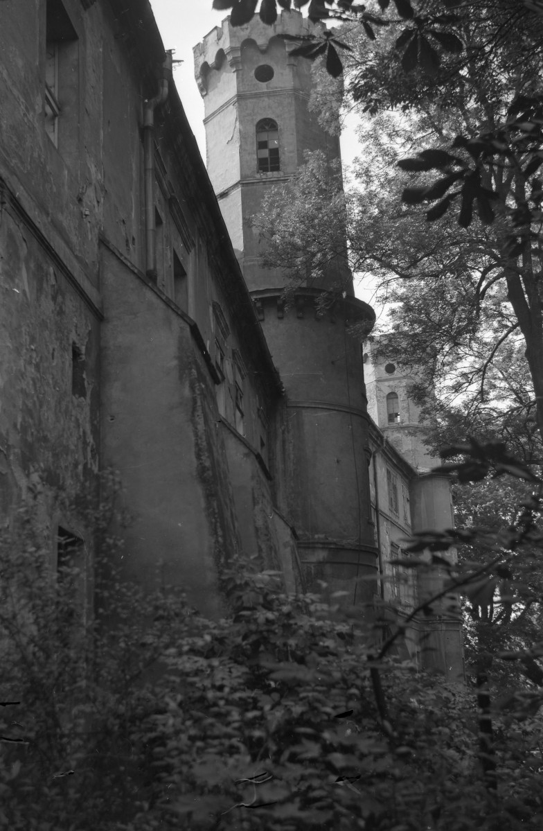 Zamek Oppersdorffów - skrzydło, wieże, skan 1