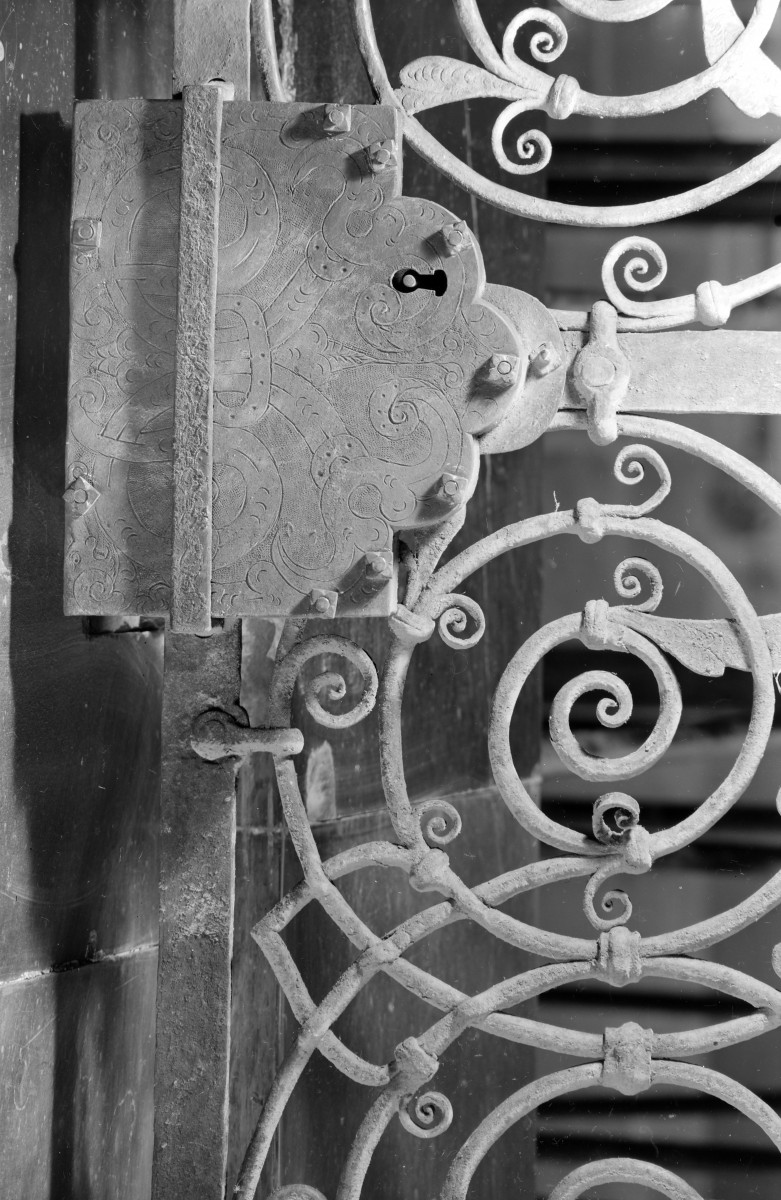 Katedra pw. Wniebowzięcia Najświętszej Marii Panny - wnętrze - kaplica Kołudzkich, ściana południowo-wschodnia, portal fragment kraty (od strony kaplicy) fragment zamkiem, skan 1