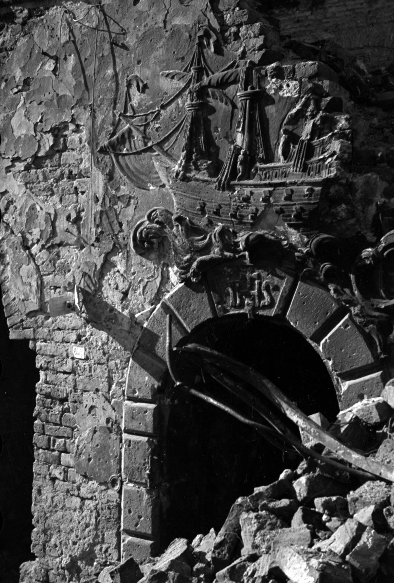 Zniszczona kamienica "Pod Okrętem". Widoczny relief okrętu na portalem., skan 1