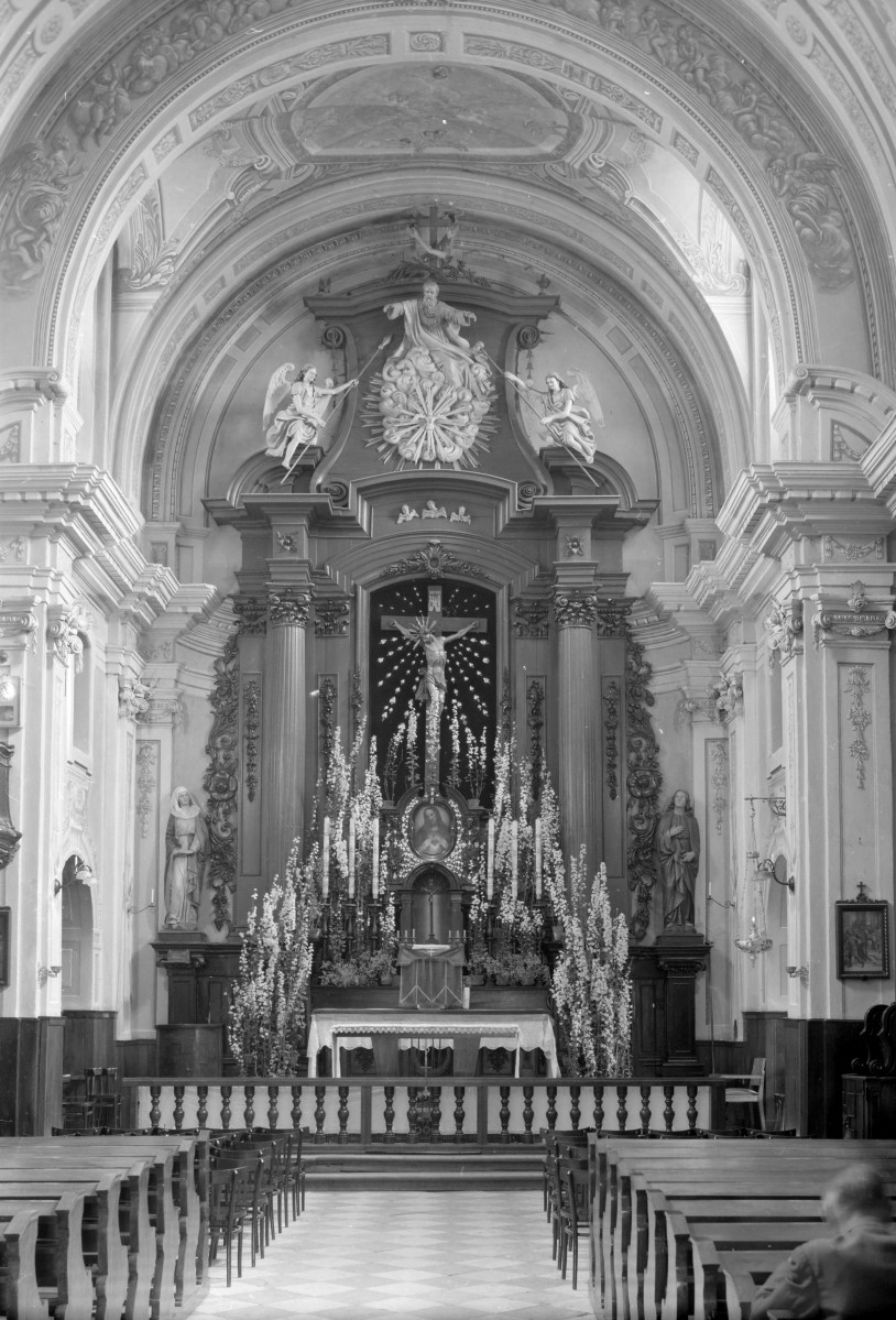 Kościół braci Kapucynów - ołtarz główny w prezbiterium, skan 1