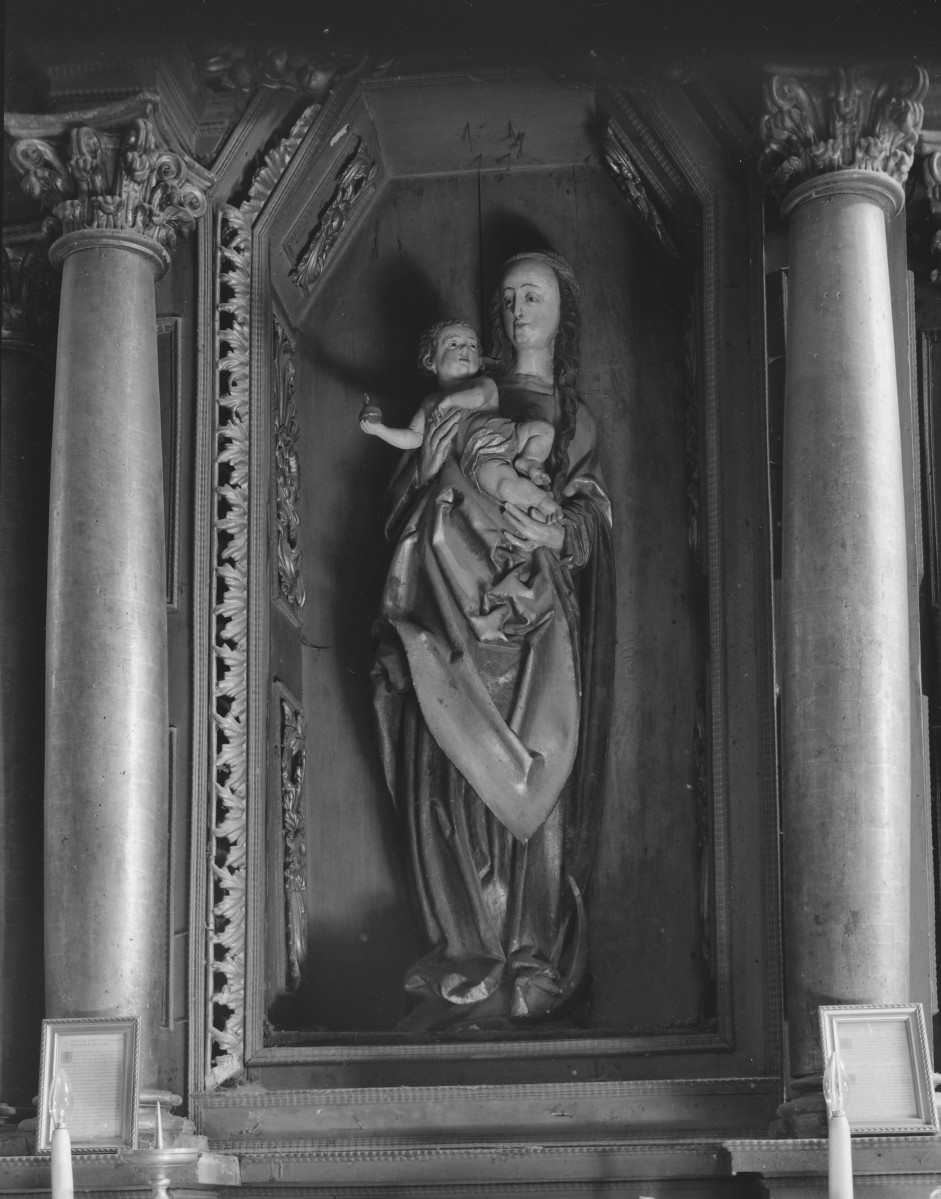 kościół farny pw. Świętej Trójcy - wnętrze: ołtarz boczny - rzeźba: Madonna z Dzieciątkiem, skan 1