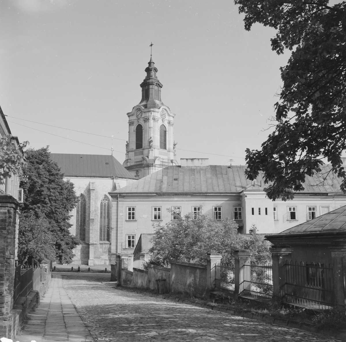 widok na ulicę i pałac biskupa Kierskiego (przy ul. Katedralna 5), dzwonnica - elewacja południowa, skan 1