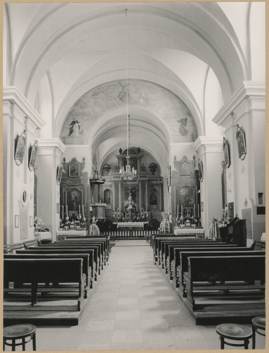 Zespół klasztorny poreformacki - kościół , wnętrze, widok ogólny w kierunku prezbiterium , skan 1