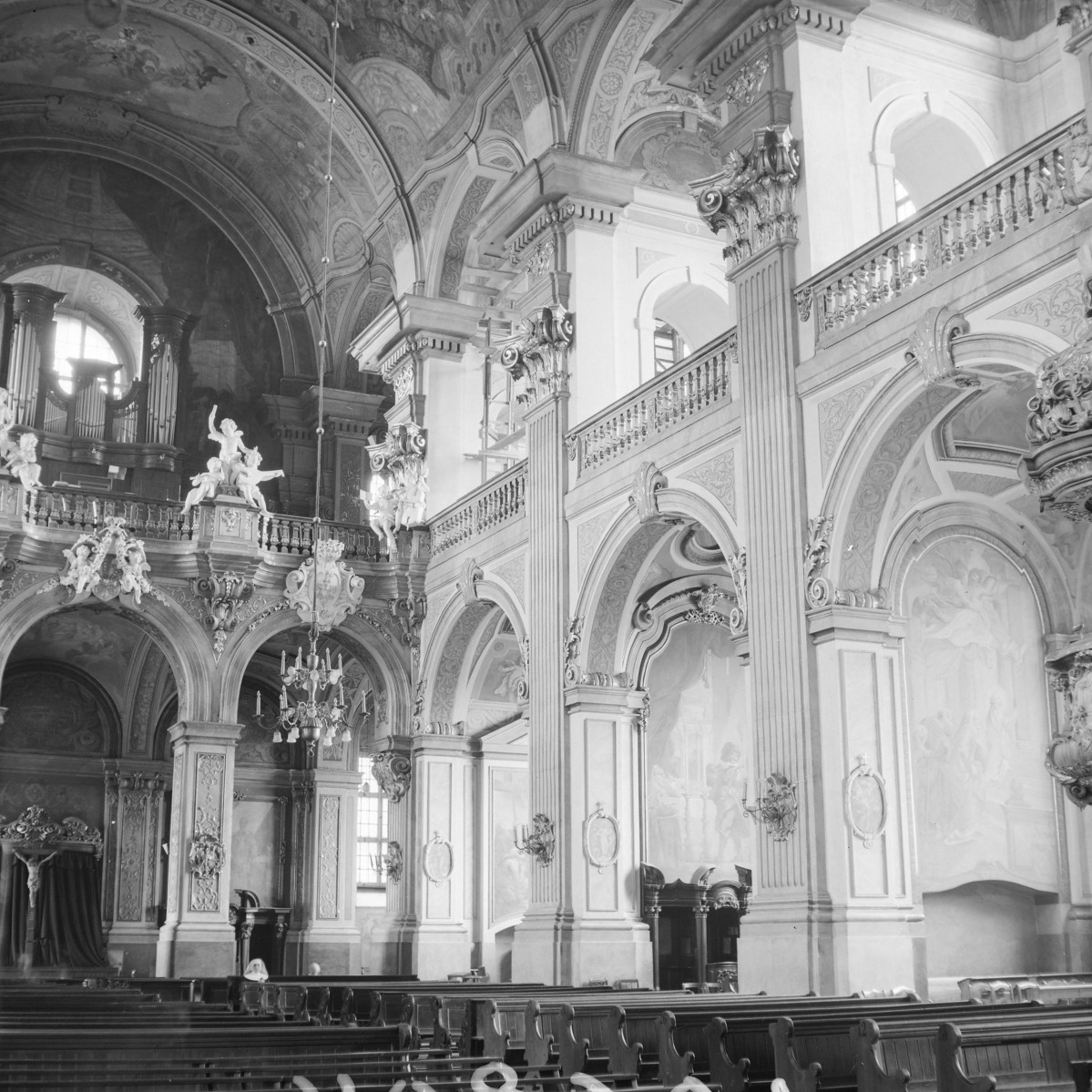 Kościół św. Macieja - wnętrze. Sklepienie krzyżowo-żebrowe z figuralnymi wspornikami oraz polichromią. Chór dwuprzęsłowy z prospektem organowym. , skan 1