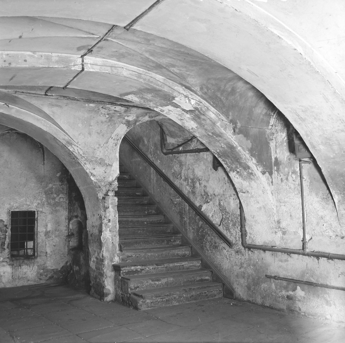 rynek miasta - kamienica - wnętrze - sień oraz klatka schodowa - fragment, skan 1