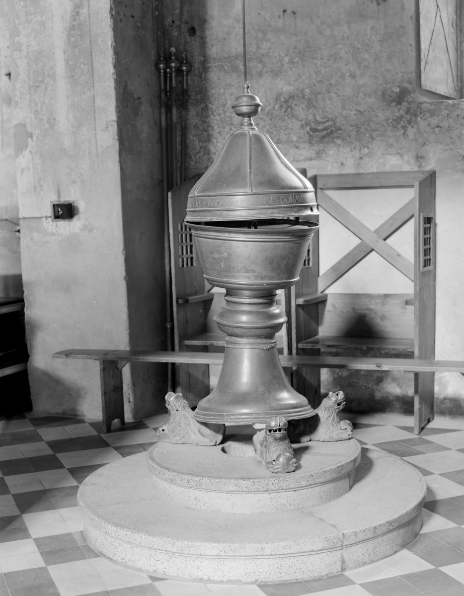 kościół farny pw. Świętej Trójcy - wnętrze: chrzcielnica, skan 1