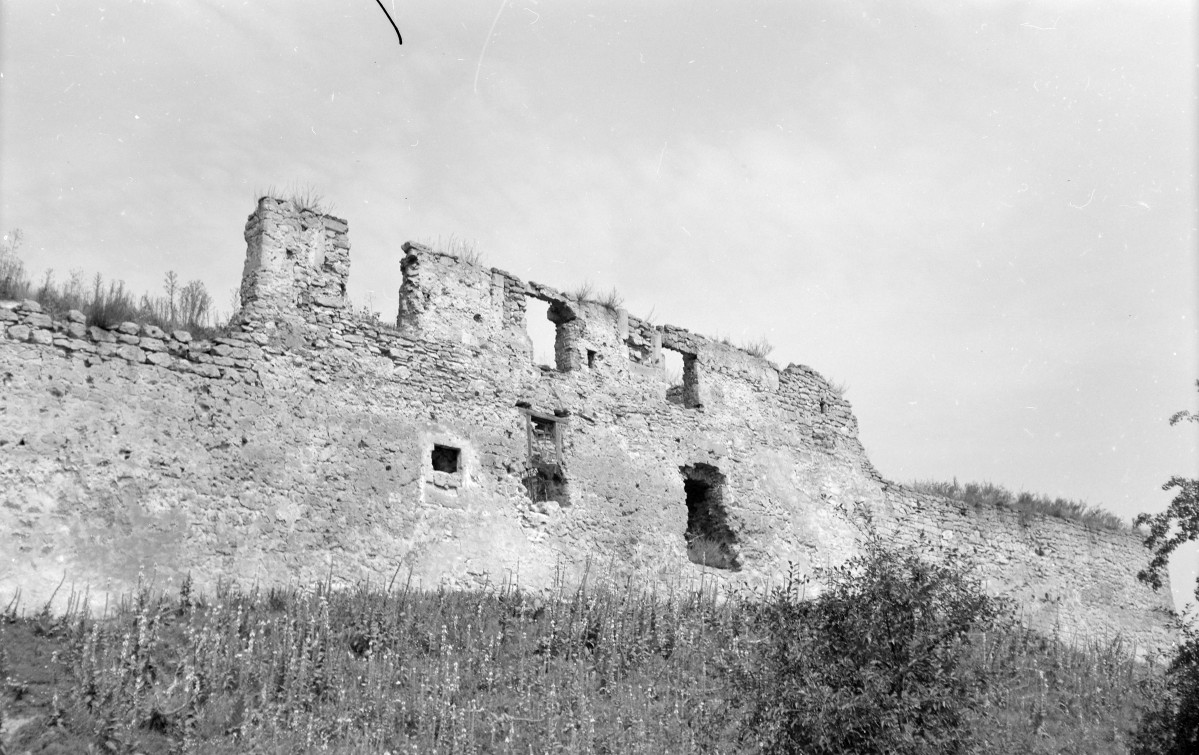 wikarówka - widok ruin oraz mury obronne, skan 1