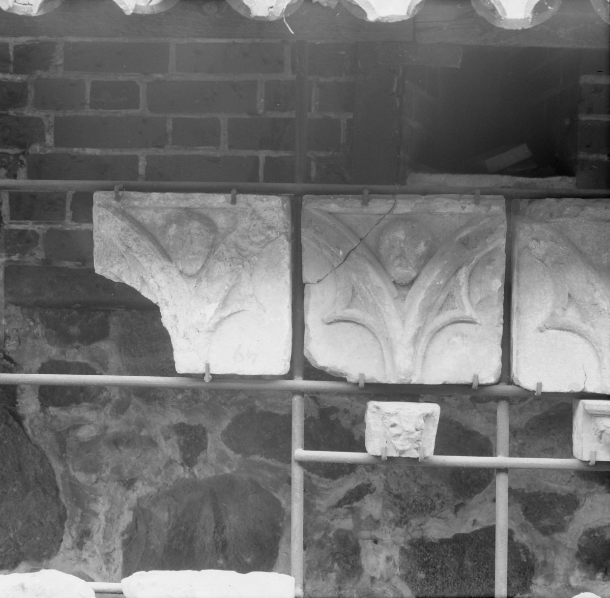 Zamek w Malborku - lapidarium - detal arch. - fryz, skan 1
