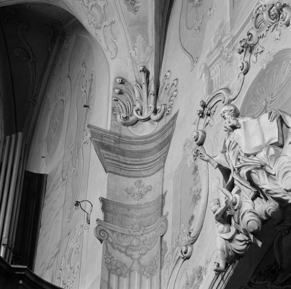 kościół pw. św. Bartłomieja - wnętrze - nawa główna - polichromia - iluzjonistyczna głowica pilastra, skan 1