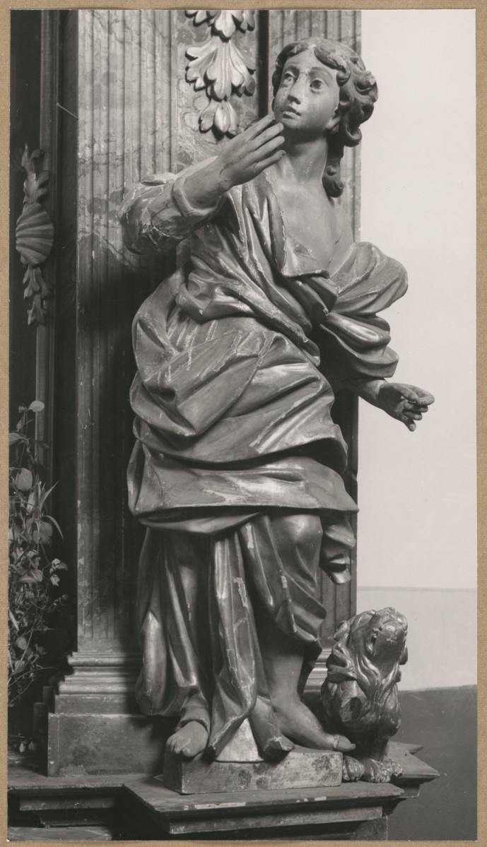 Kościół parafialny - wnętrze, widok figury z ołtarza bocznego , skan 1