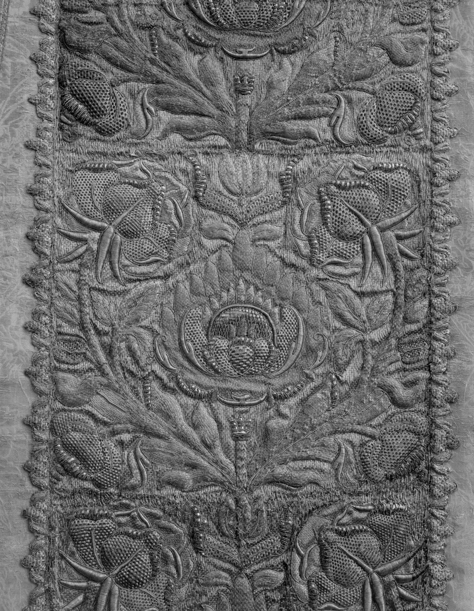 Kościół pw. Wniebowzięcia NMP i Świętego Józefa - dalmatyka biała, 2 połowa XVII wieku, fragment haftu, skan 1