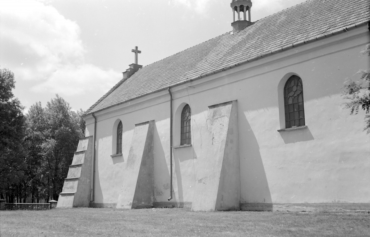 kościół Narodzenia Najświętszej Maryi Panny - elewacja boczna, przypory, skan 1