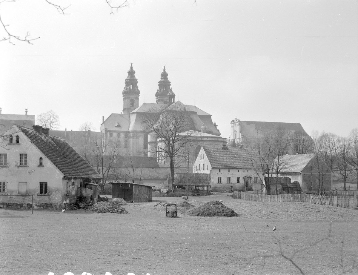 klasztor Benedyktynek - kościół pw. Wniebowzięcia Najświętszej Maryi Panny - elewacja wschodnia oraz kościół pw. św. Józefe, skan 1