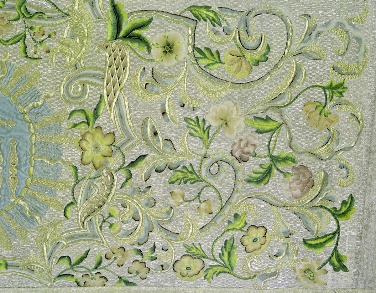klasztor Benedyktynek - zbiory - materiał z haftem - fragment, skan 1