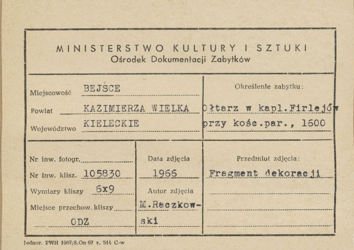 Kaplica Firlejów - ołtarz - fragment dekoracji - putta z medalionem - metryczka, skan 1