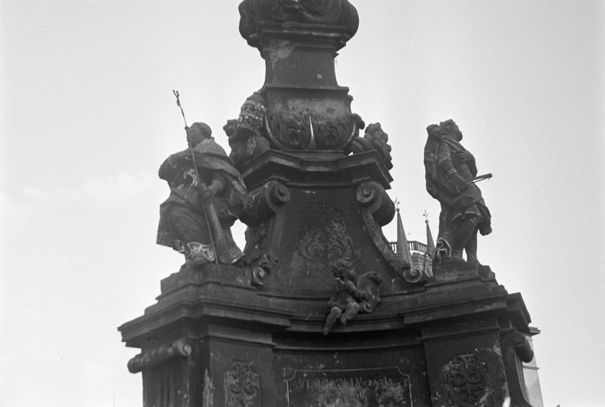 rynek - figura Matki Bożej, detale architektoniczne, skan 1