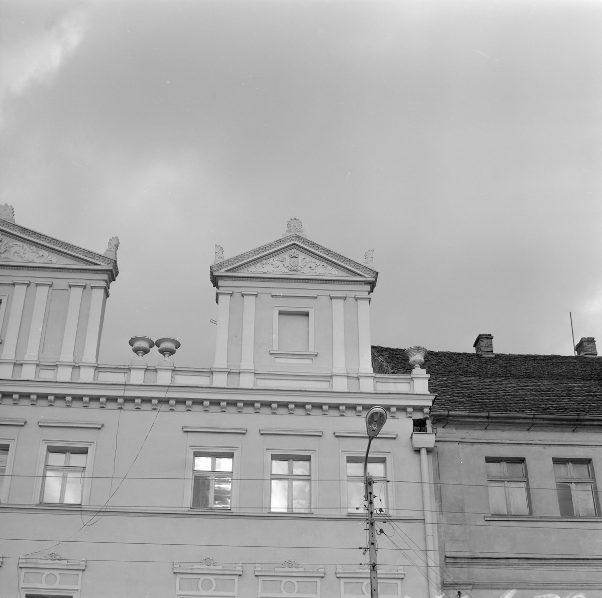 Pierzeja. Kamienica. Elewacja frontowa. klasycyzm i barok. Attyka na szczycie kamienicy., skan 1