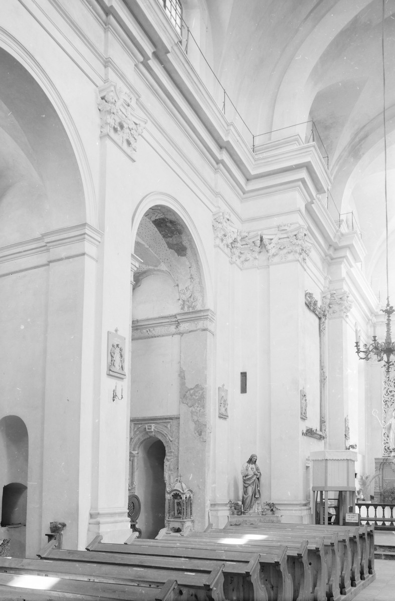 Kościół Niepokalanego Poczęcia Najświętszej Maryi Panny - wnętrze: ściana nawy głównej, skan 1