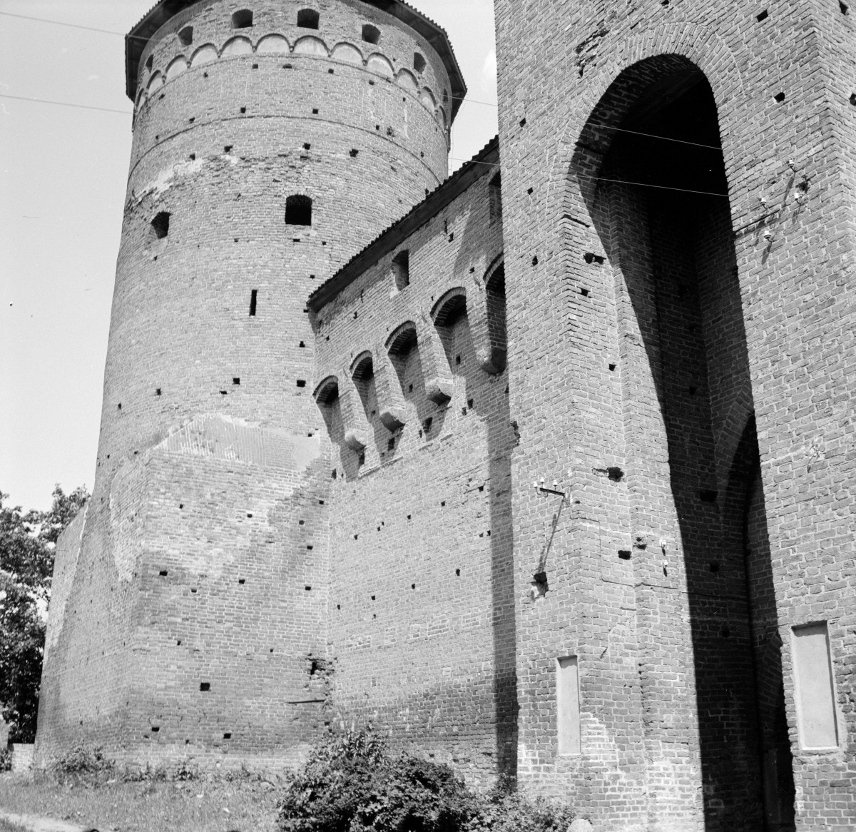 zamek biskupów warmińskich - elewacja frontowa - wieża główna narożana oraz wieża bramna - fragment, skan 1