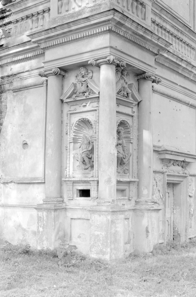 domek Loretański 1634-38 - fragment elewacji, nisza z figurą patriarchy w narożniku, skan 1