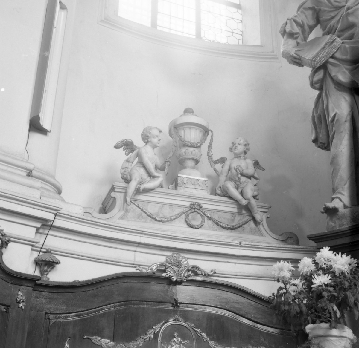 Kościół p.w. Trójcy Świętej - wnętrze: dekor rzeźbiarski , skan 1