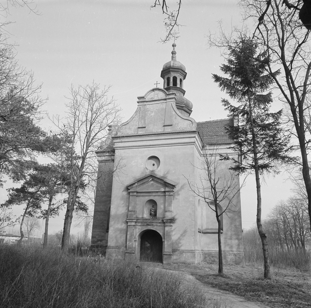 klasztor Franciszkanów - Kalwaria Pakoska - kaplica Piłat - elewacja, skan 1