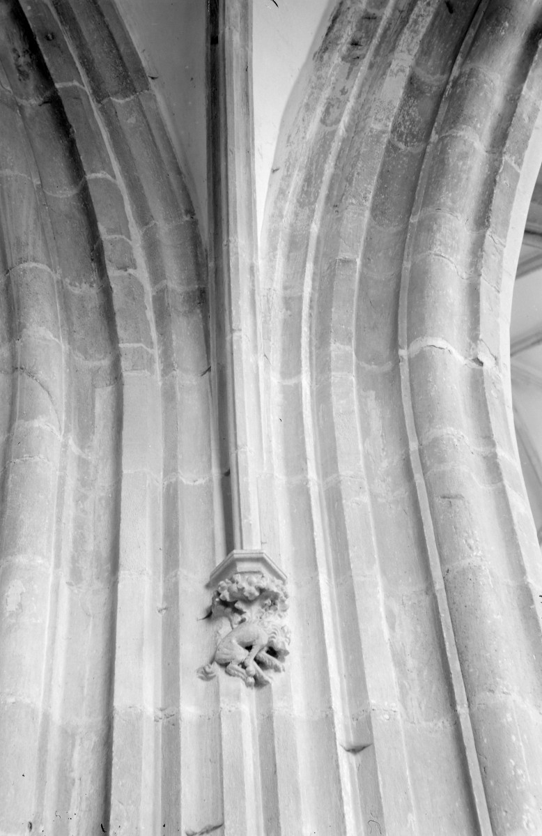 kościół pod wezwaniem św. św. Apostołów Piotra i Pawła - wnętrze: wspornik, skan 1