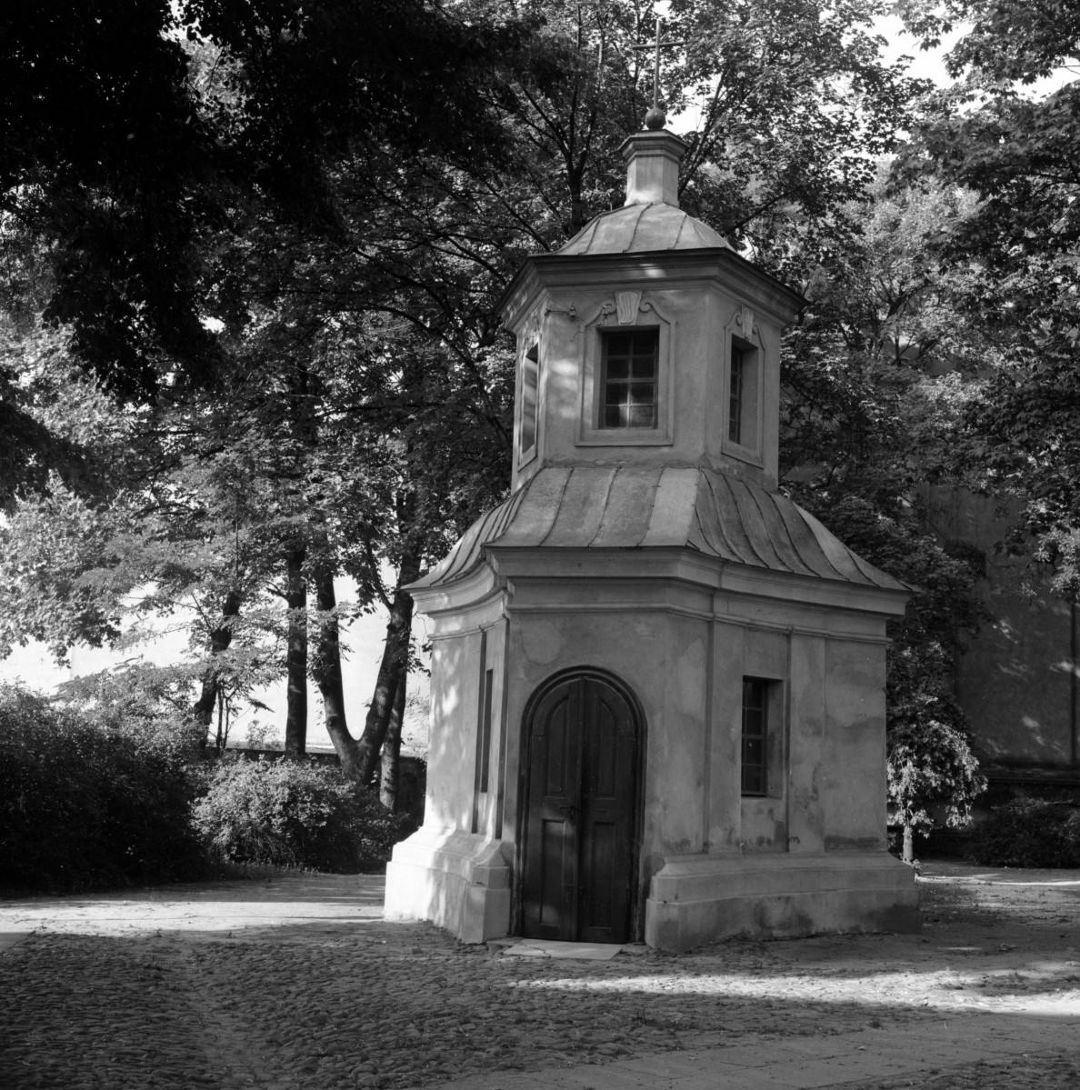 kościół św. Józefa i św. Piotra - kaplica Jana Nepomucena na dziedzińcu kościelnym, skan 1