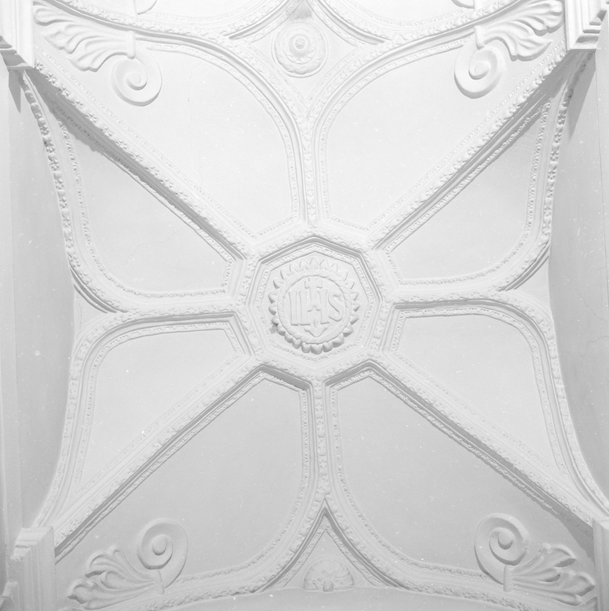 pałac Biskupów Krakowskich - daw. kaplica - sklepienie przed konserwacją, skan 1