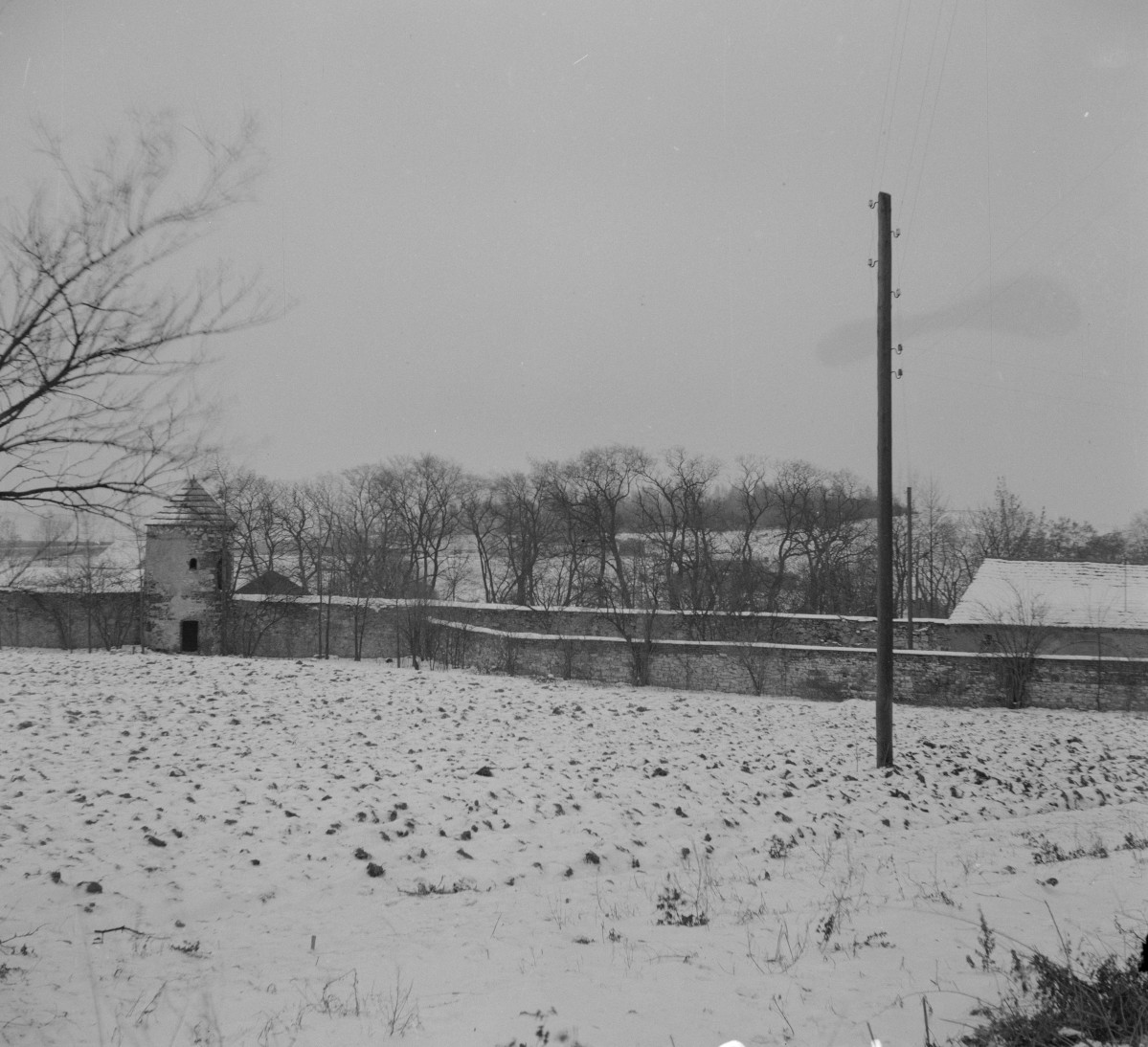 zespół poklasztorny - baszta obronna i mur, skan 1