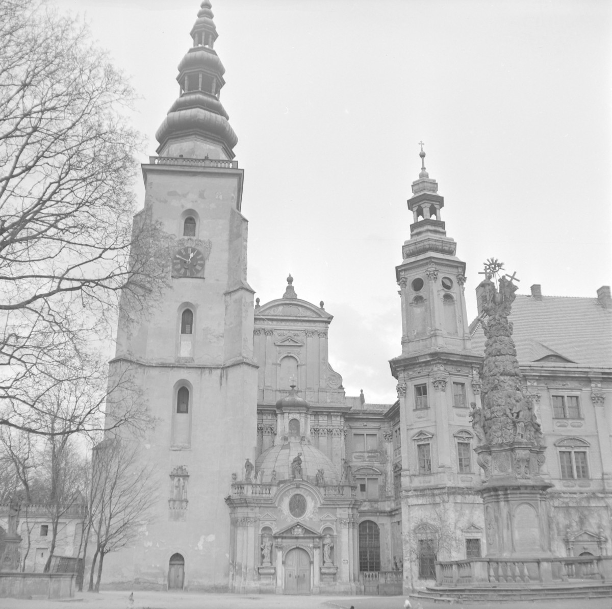 Opactwo Cystersów - kościół klasztorny Wniebowzięcia N.M.P i św. Jana Chrzciciela - elewacja frontowa., skan 1