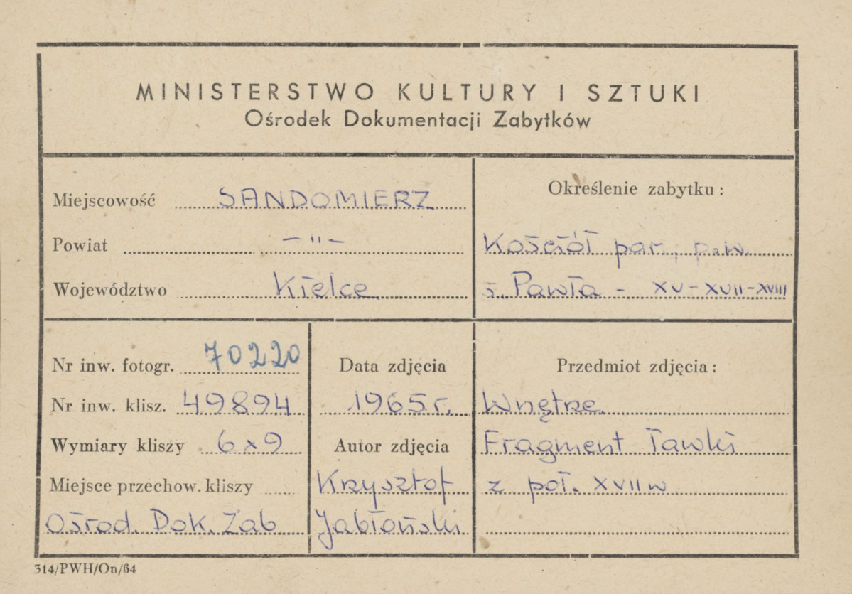 Kościół parafialny pw. św. Pawła - wnętrze, widok na snycerską dekorację boku ławki - metryczka, skan 1
