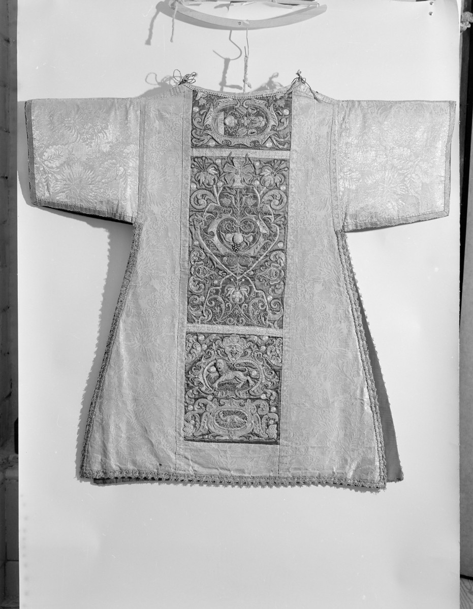 Kościół Sióstr Wizytek - dalmatyka czerwona z tzw. kompletu królewskiego, 1650-60, detale haftu, skan 1