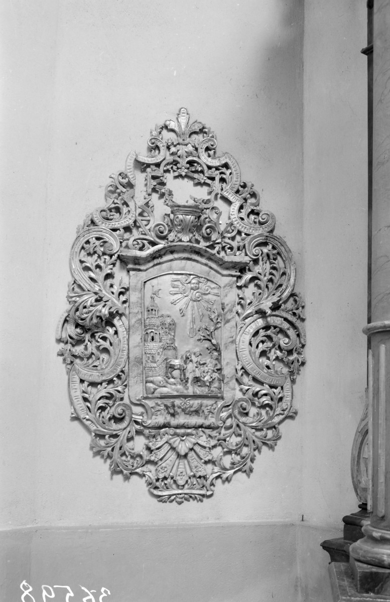 kościół pw. Jana Chrzciciela - Sanktuarium Matki Bożej Grodowieckiej – Jutrzenki Nadziei - wnętrze - relief w oprawie, skan 1
