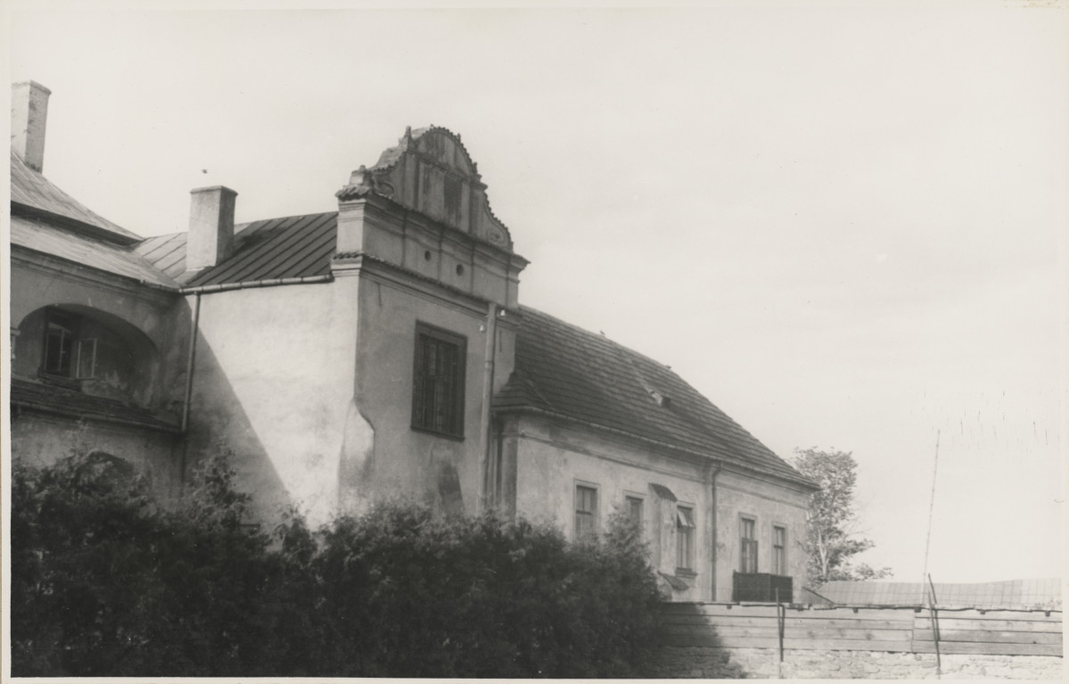 Zespół opactwa Cystersów - fragment płd. elewacji klasztoru, widok od strony płd. - zach., skan 1