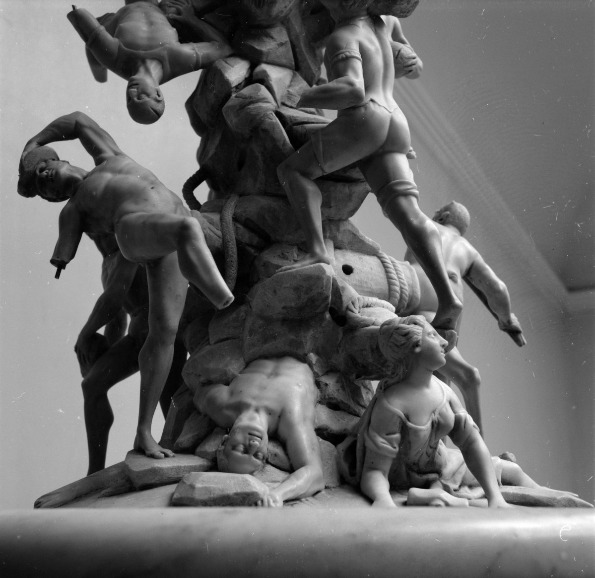 pałac von Strachwitzów - wnętrze - piętro I - fontanna przy balustradzie schodowej  - fragment /grupa rzeźb/ - część dolna, skan 1