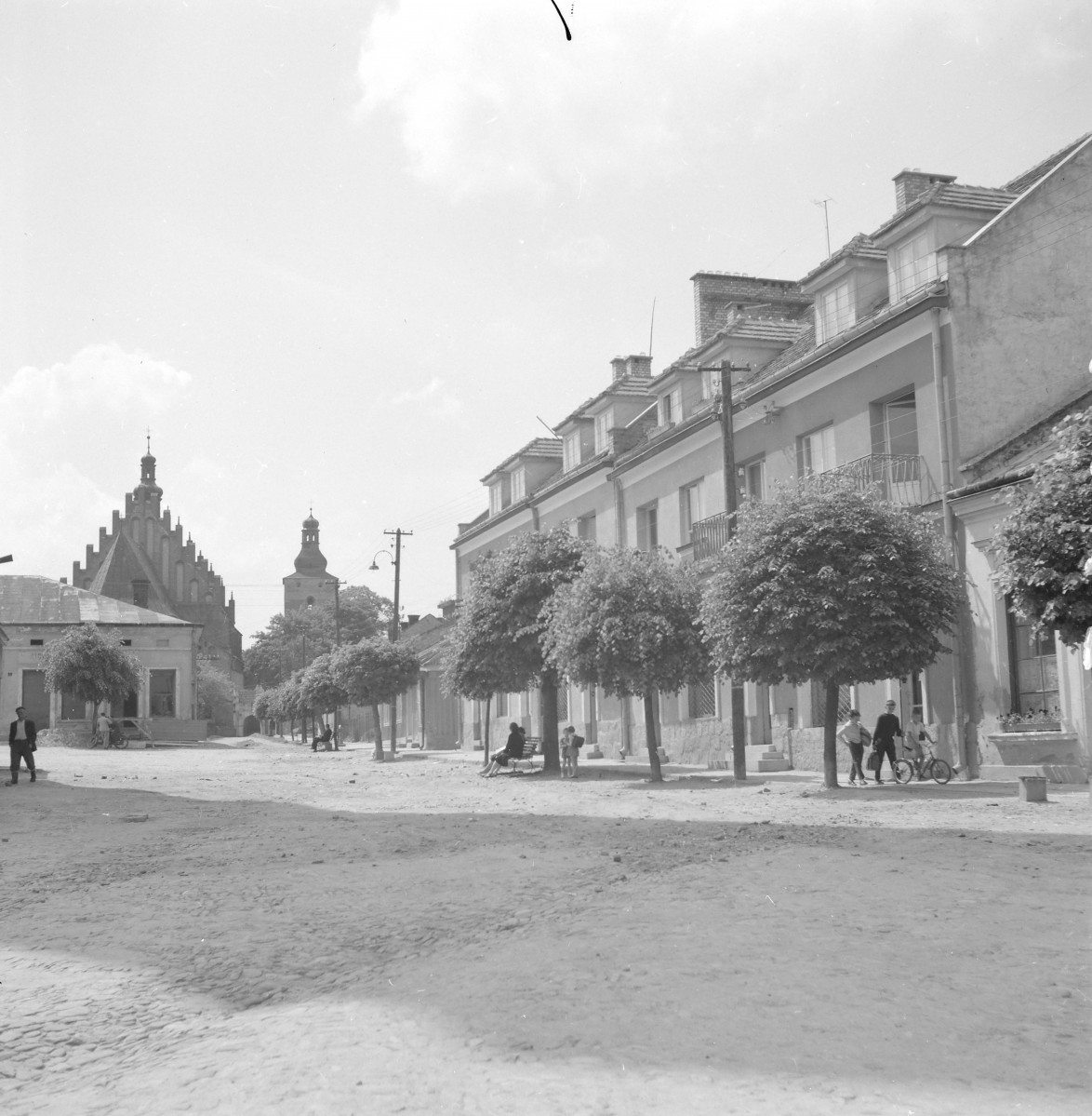Rynek - zabudowa miejska. Fragment pierzei. W oddali fragment kolegiaty Bożego Ciała., skan 1