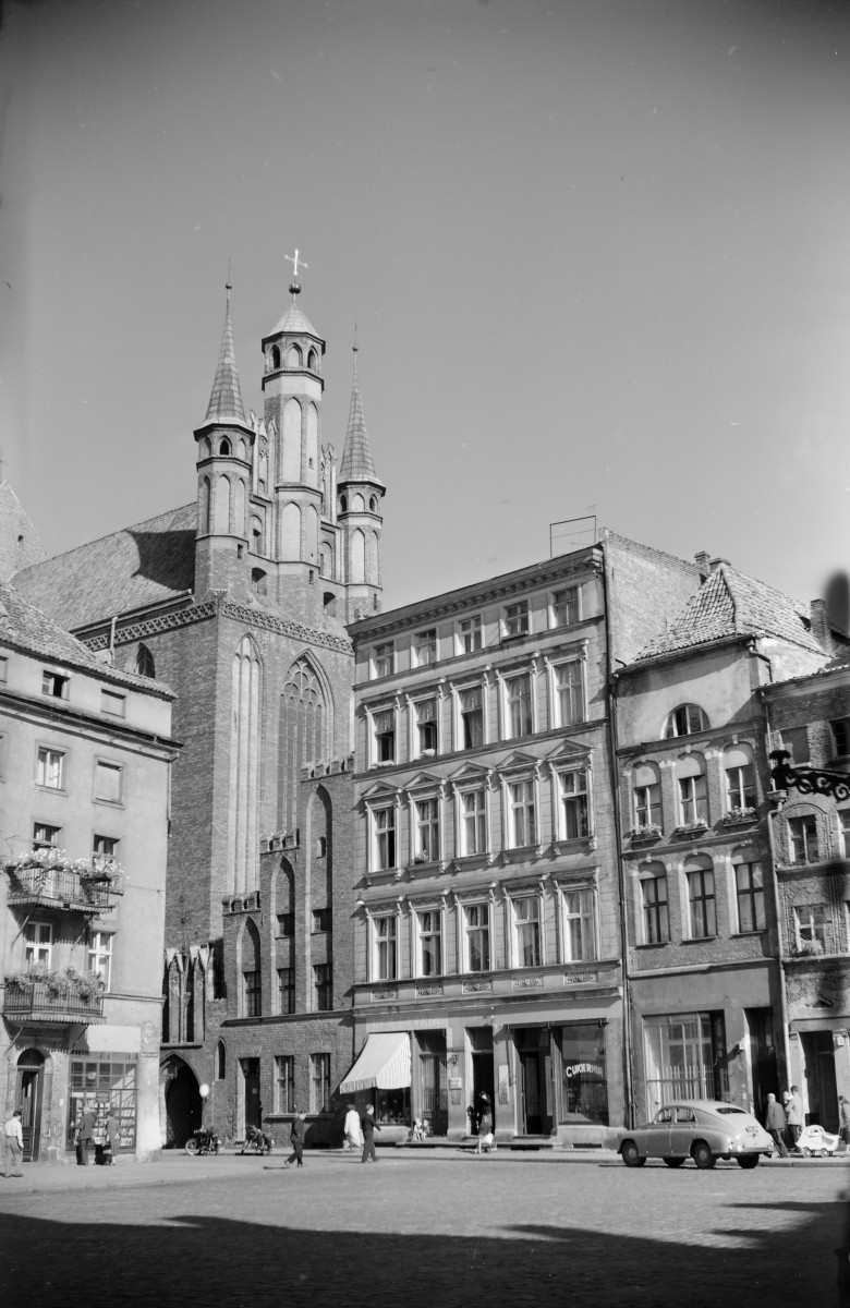Pierzeja rynku - fragment z widocznym, skan 1