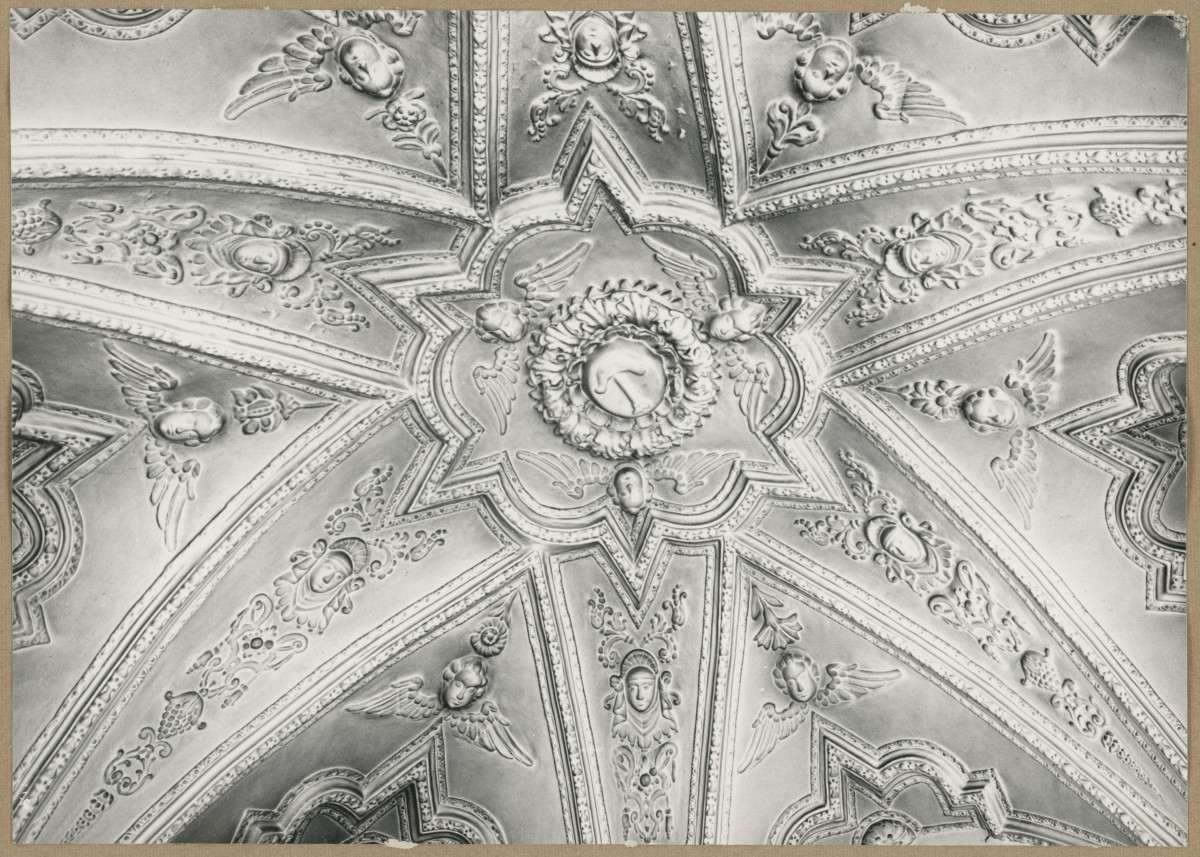 Pałac biskupów - wnętrze, alkierz - d. kaplica, fragment dekoracji sklepienia , , skan 1