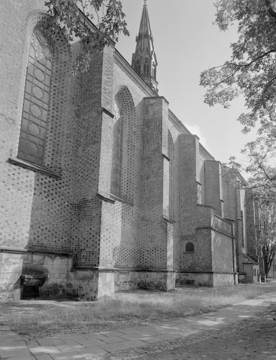 kościół katedralny pw. Narodzenia Najświętszej Marii Panny - elewacja południowa - fragment, skan 1