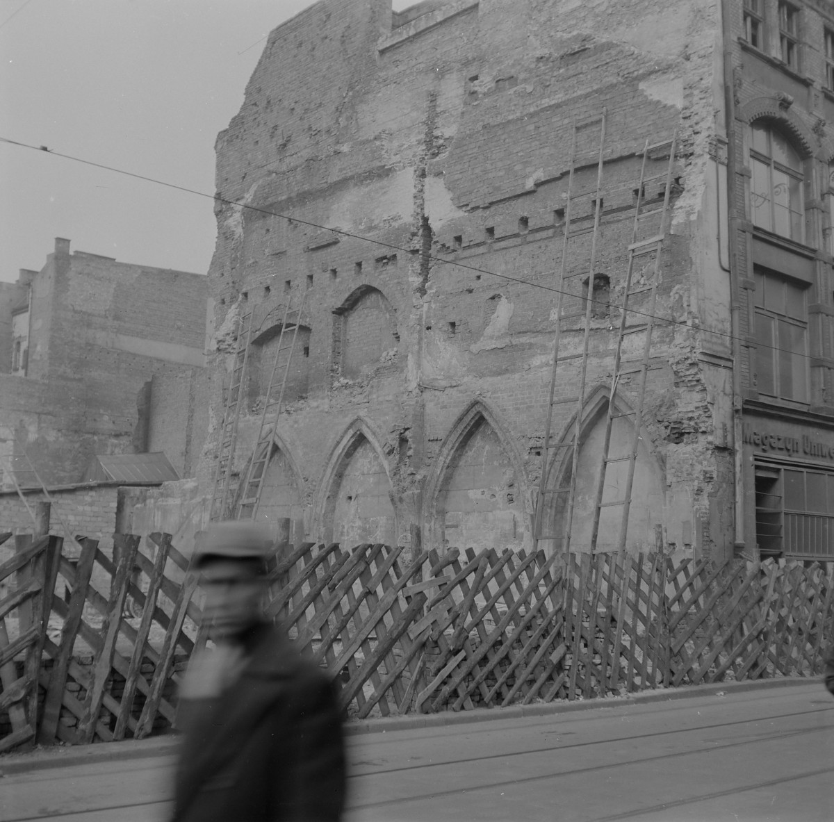 Sień gotycka rozebranej kamienicy. Detale blend ostrołukowych., skan 1